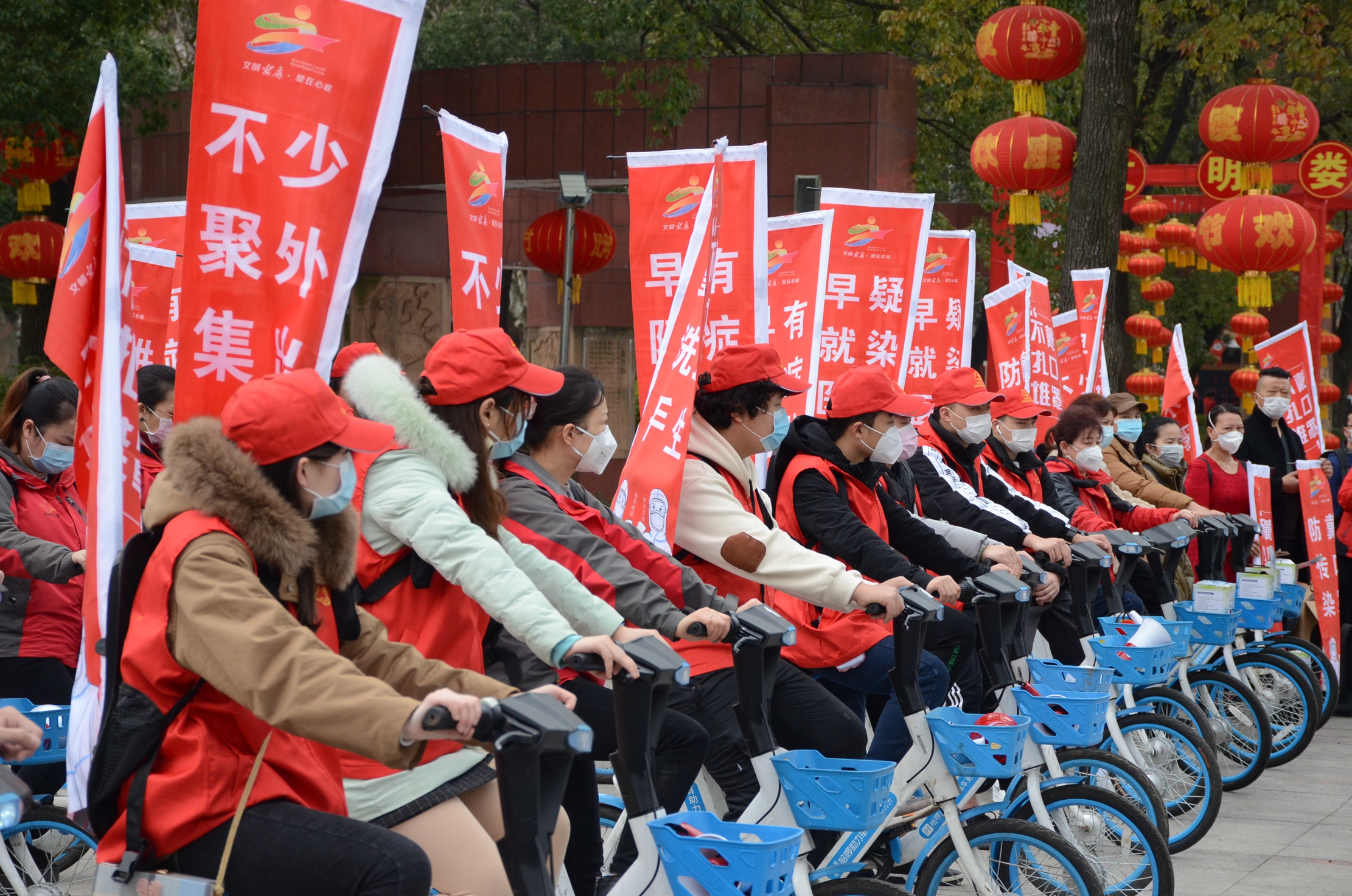 图为 2月25日，“轻骑”志愿者在娄星广场开展“戴口罩、不扎堆”活动启动仪式02_副本.jpg