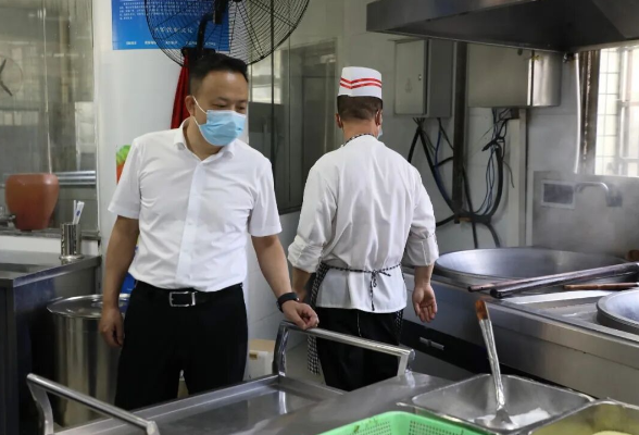 应安一线 | 赖毅现场交办督办农贸市场和食品安全工作