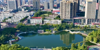 群众送锦旗致谢！娄星区社保中心精准办结社保业务解民忧