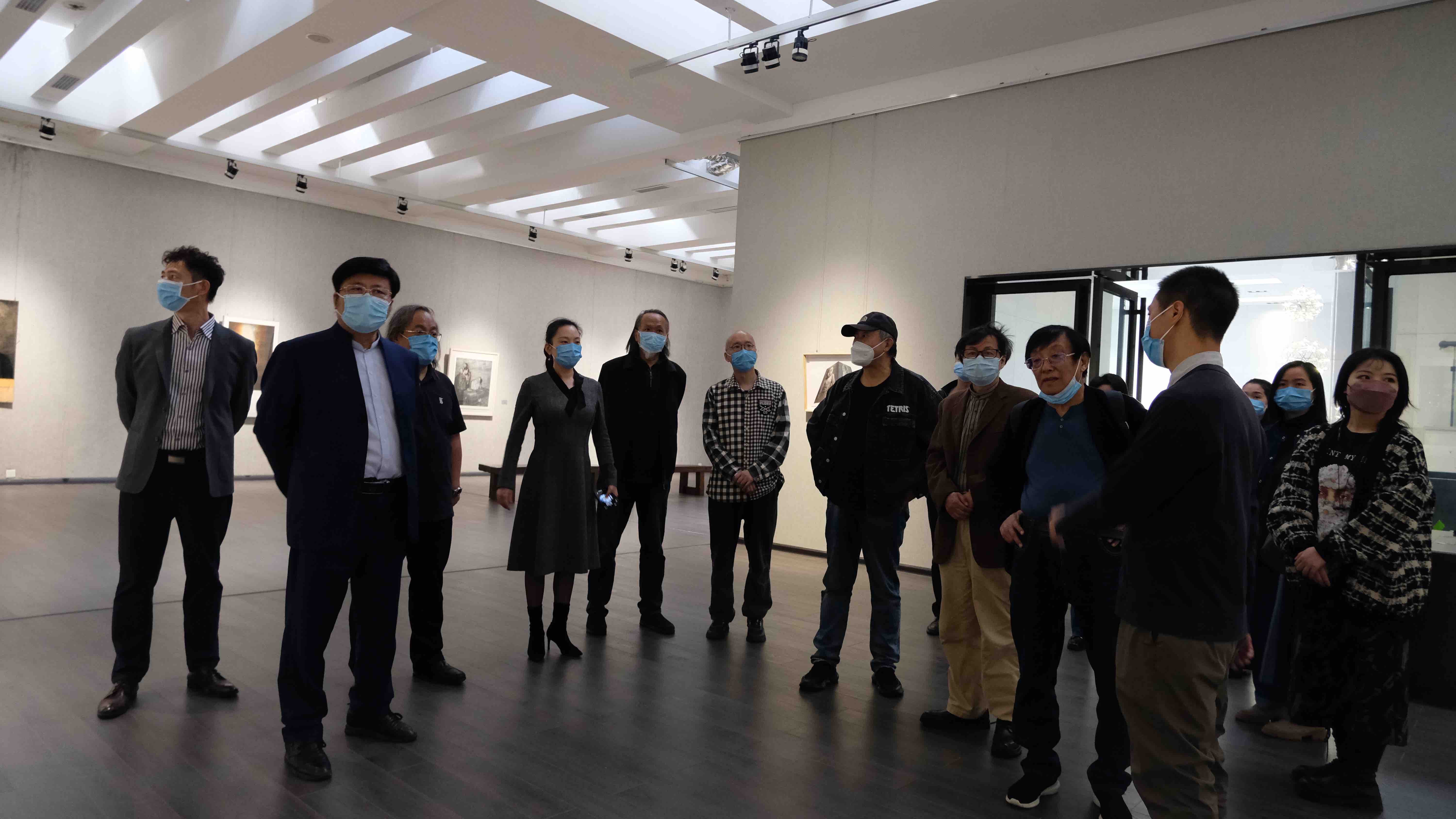 09-第八届全国画院美展调研专家组和湖南省画院的领导、专家观看展览.jpg